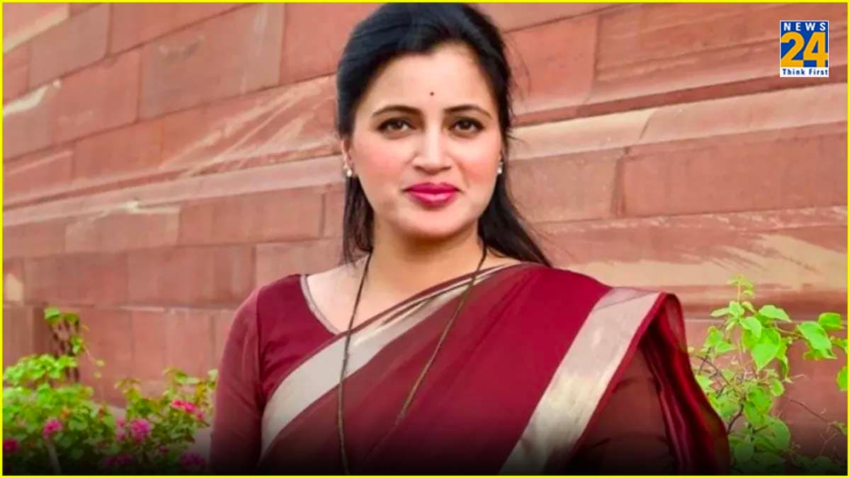 'AIMIM को वोट देना मतलब पाकिस्तान को वोट देना...' बयान को लेकर नवनीत राणा के खिलाफ मामला दर्ज