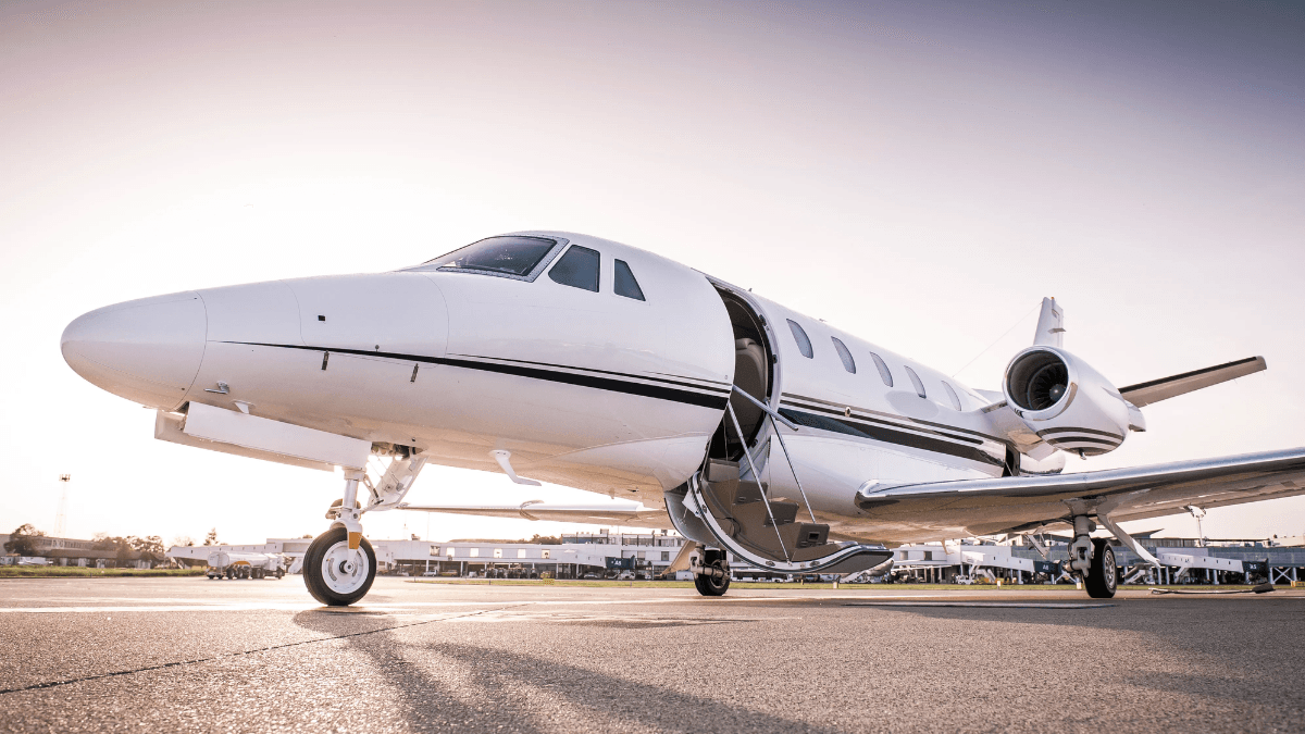 Private Jet भारत में किन-किन लोगों के पास? कितने करोड़ होती है एक की कीमत