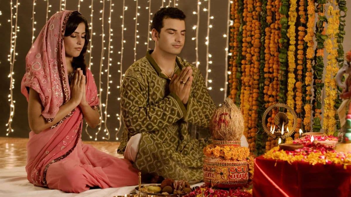 धन से लेकर संतान की समस्या तक, जानें किसी विपत्ति में कौन सा पाठ करना होता है लाभदायक
