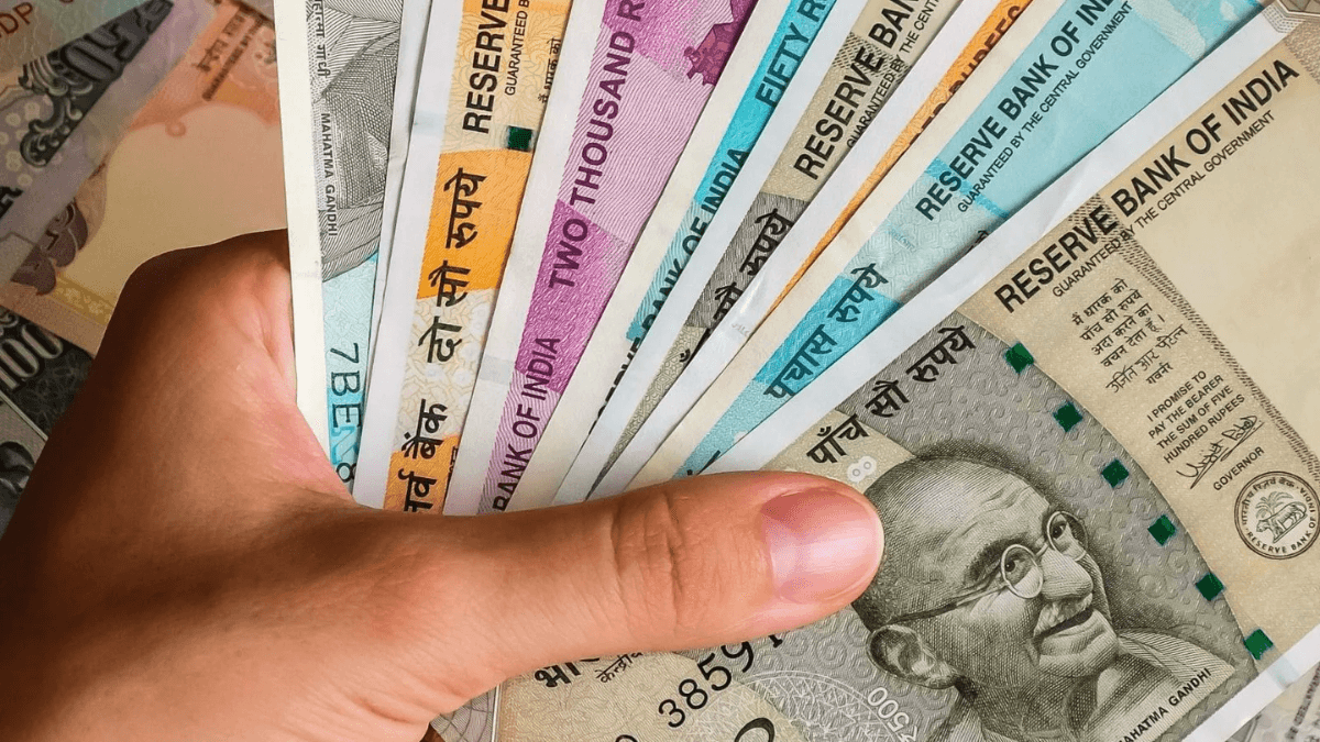 LIC Savings Scheme: 250 रुपये रोजाना इन्वेस्ट करें, मिलेंगे 54 लाख