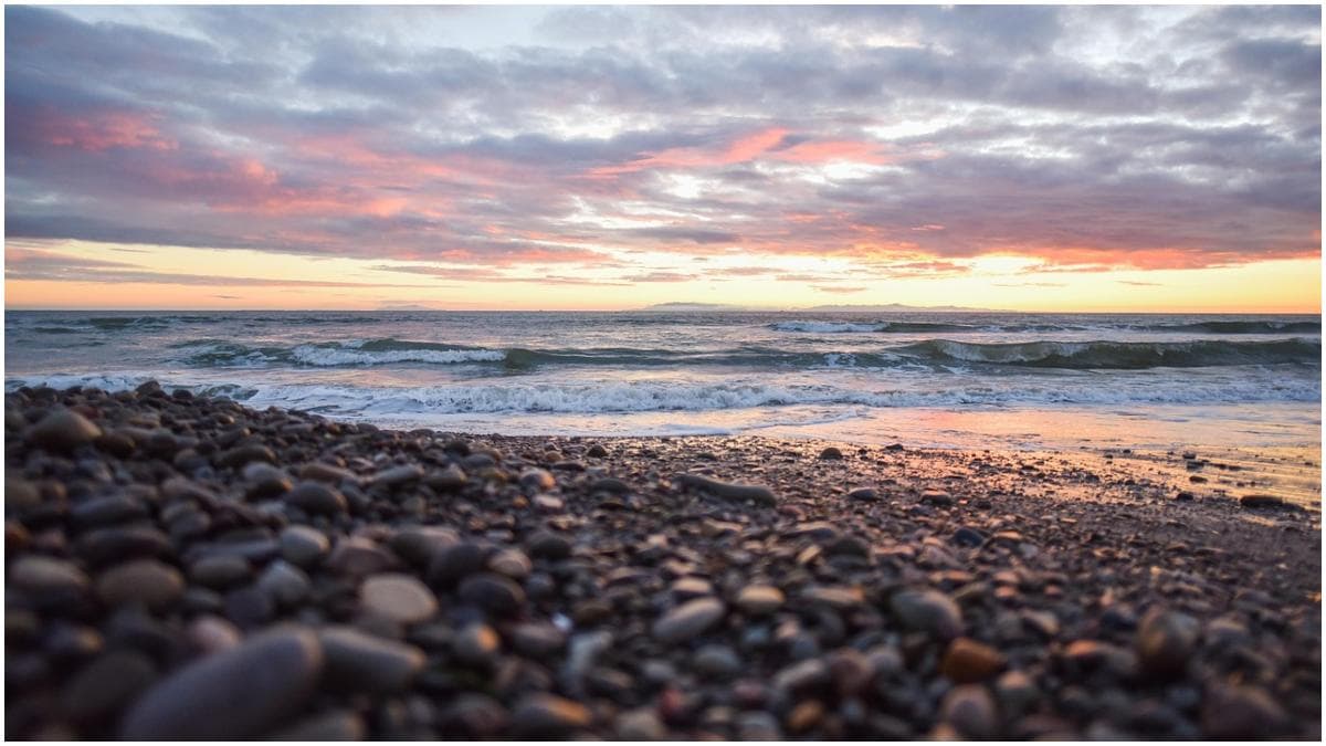इस देश में है अजब नियम; Beaches से पत्थर उठाए तो लगेगा दो लाख रुपये का जुर्माना