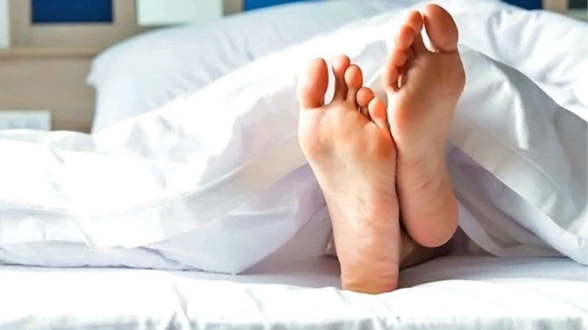 रात में पैरों को धोकर क्यों सोना चाहिए? और किस दिशा में करके सोएं, जानें क्या कहता है वास्तु शास्त्र