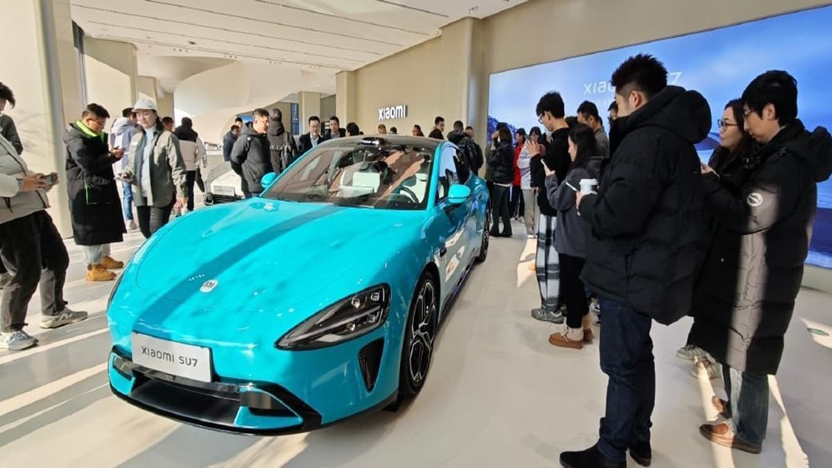Xiaomi SU7 EV: महज 27 मिनट में 50,000 कारें बुक, सिंगल चार्ज में चलेगी 700km