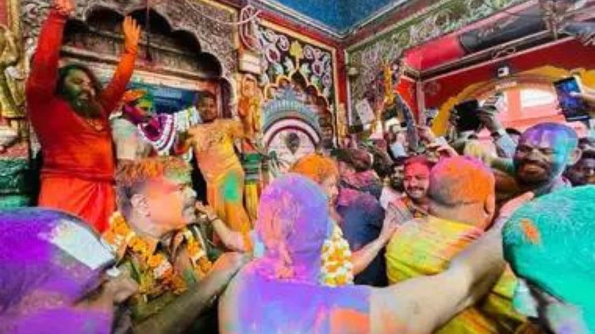 अयोध्या में होली की मची है धूम।