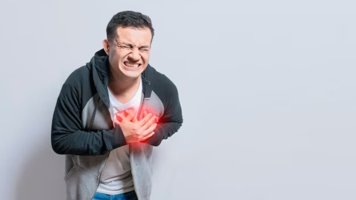 क्या आप को भी सीने में हल्का-हल्का दर्द होता है? जानें कारण और बचाव