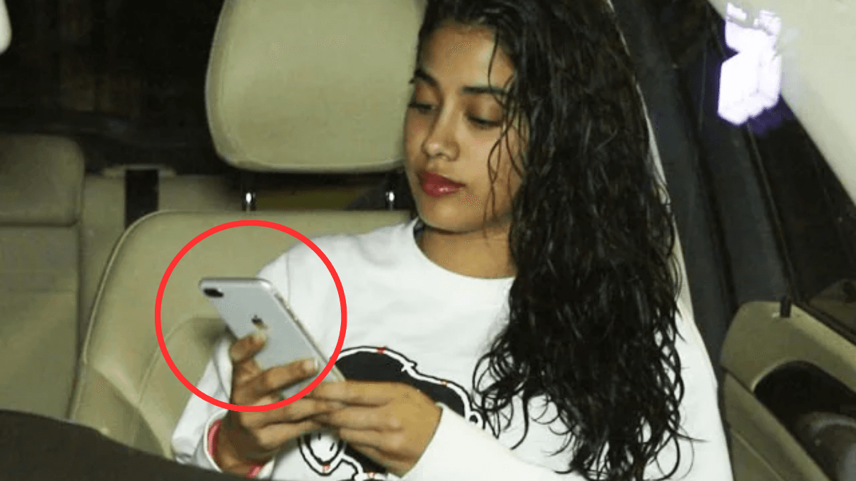 Janhvi Kapoor के फोन स्क्रीन पर लगी है किसकी फोटो? रूमर्ड बॉयफ्रेंड नहीं तो कौन है वो लकी शख्स?