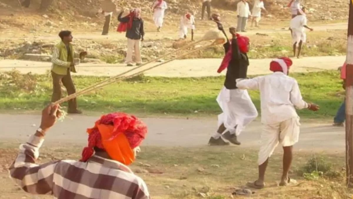 फूल, रंग, पानी नहीं यहां पत्थर से खेली जाती है होली, 400 साल पुरानी है परंपरा