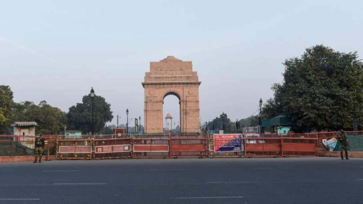 दिल्ली में बारिश से तापमान में गिरावट आई है।