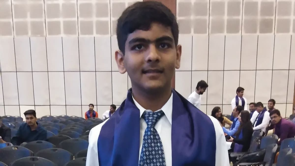 कौन हैं निर्भर ठाकर, 15 साल की उम्र में इंजीनियरिंग, 9 महीने में पास की ये क्लास