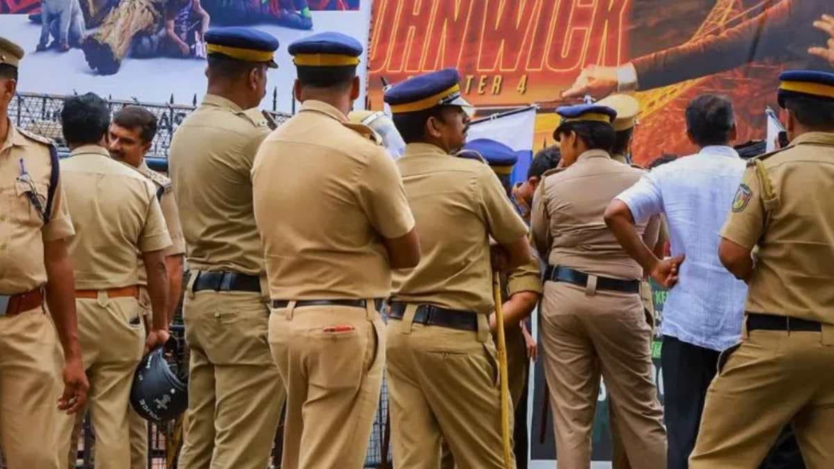 फसल काटने को लेकर यूपी और हरियाणा पुलिस आपस में भिड़ी, देखें वीडियो