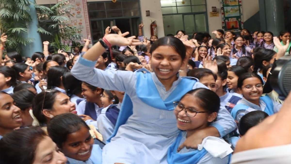 पान की दुकान चलाते हैं प‍िता, बेटी ने कर द‍िया कमाल, हर Subject में 100 में से 100, जानें कौन है ये