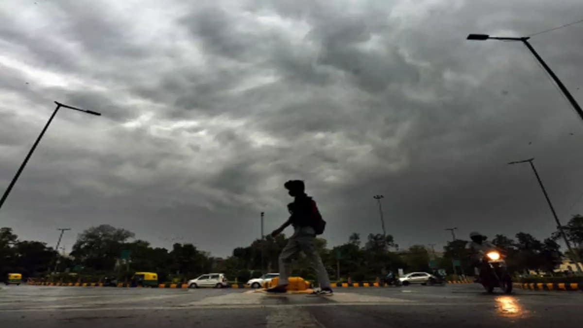 Aaj ka Mausam: दिल्ली में छाए काले घने बादल, चल रही ठंडी हवाएं, जानें आज कैसा रहेगा देश का मौसम?