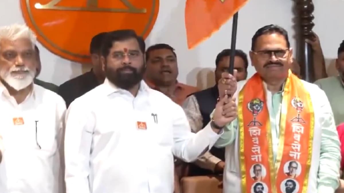 उद्धव ठाकरे को बड़ा झटका, पूर्व मंत्री ने शिंदे की सेना का दामन थामा
