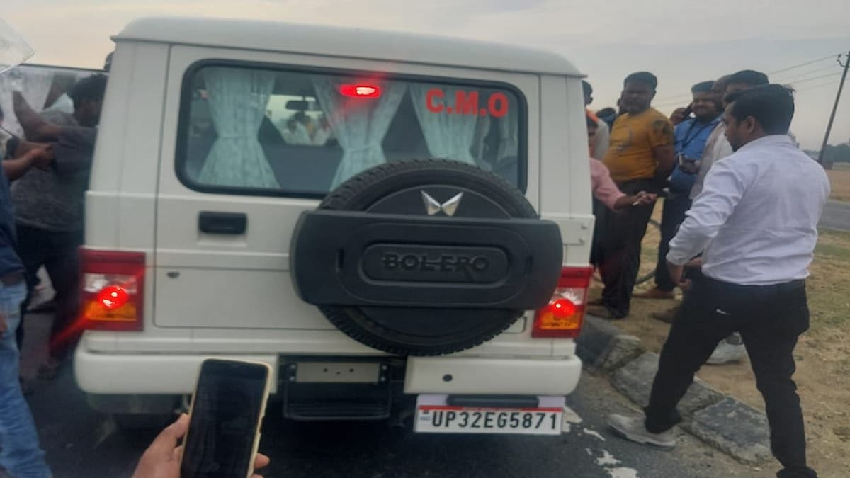 CMO की गाड़ी ने बाइक सवार को मारी टक्कर, बुरी तरह घायल हुआ युवक