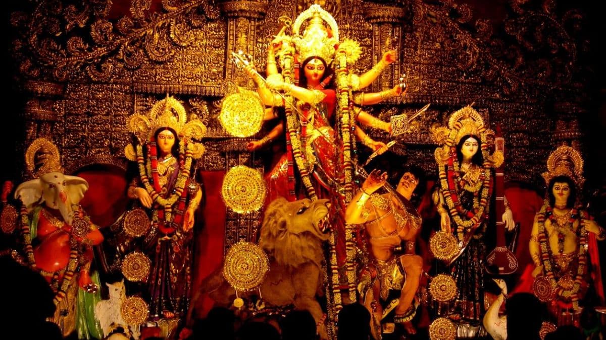 नवरात्रि में मां दुर्गा के किन-किन स्वरूप की होती है पूजा? जानें किस दिन कौन से रंग के कपड़े पहनना शुभ