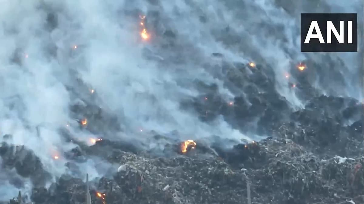 Ghazipur Landfill Fire: 13 घंटे, 10 गाड़ियां, नहीं बुझ पाई आग...जहरीली हुई दिल्ली-NCR की हवा