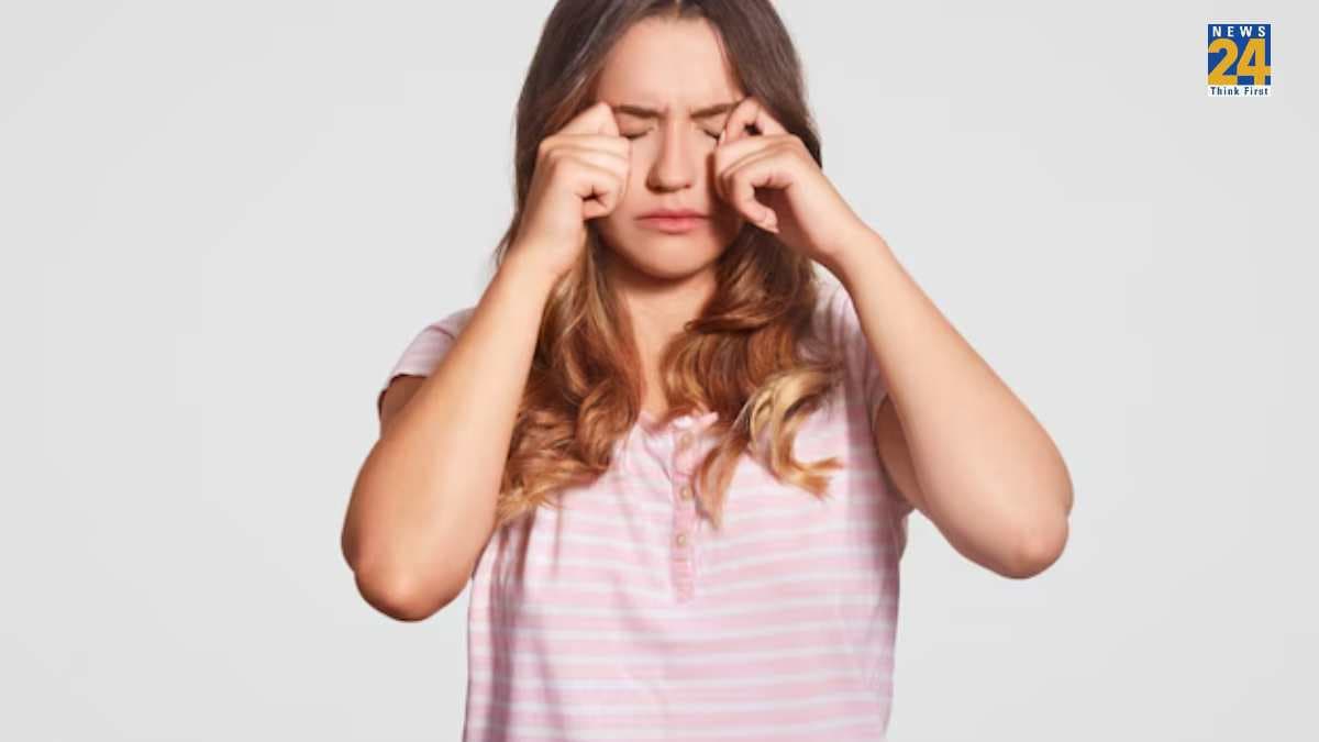 Home Remedies: गर्मी के साथ बढ़ सकता है Eye Flu का खतरा! पहले ही बरतें ये सावधानियां