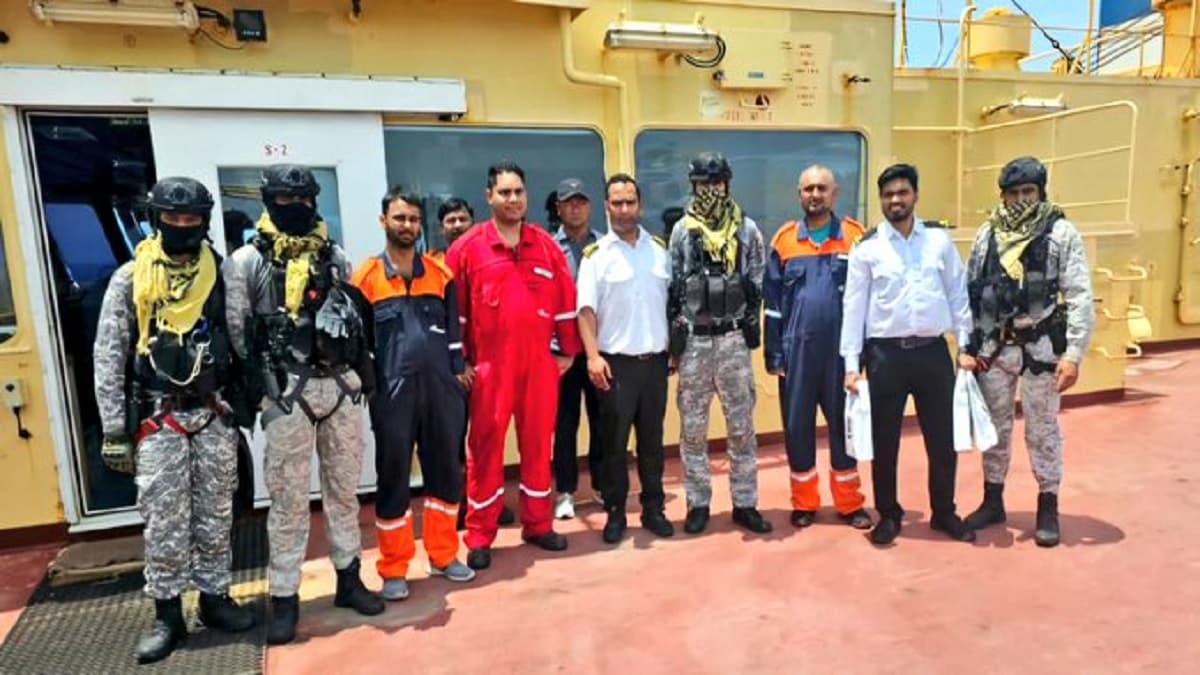 समुद्र में एक बार फिर दिखी भारतीय नौसेना की ताकत, पनामा के ध्वज वाले जहाज पर हमले का दिया जवाब