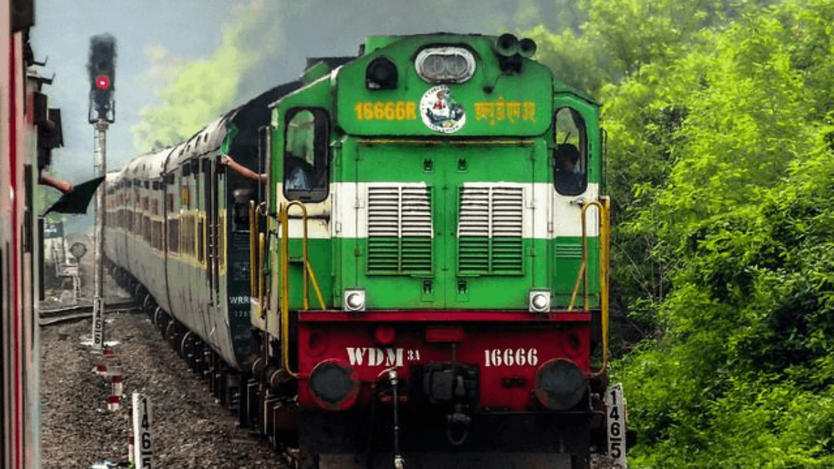 भारतीय रेलवे का Garib Rath Trains पर बड़ा अपडेट, रंग बदलेगा, सीटें भी बढ़ेंगी