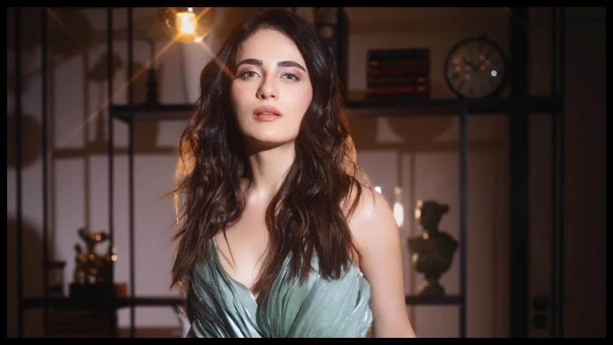 Radhika Madan इंस्टाग्राम से हुईं गायब, Deactivate किया या Hack हुआ अकाउंट?