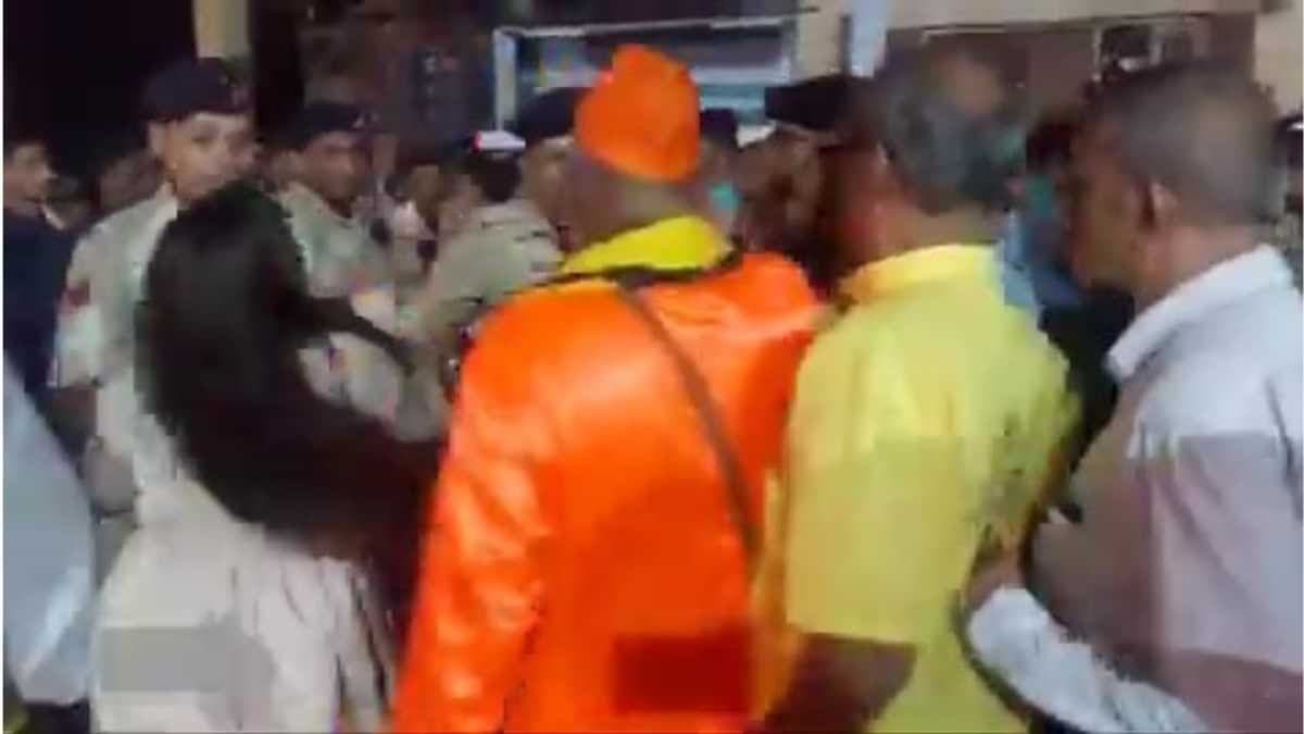 गोवा में 2 समुदाय के बीच झड़प ने बढ़ाई मुख्यमंत्री की सिरदर्दी, राज्य में चढ़ा सियासी पारा