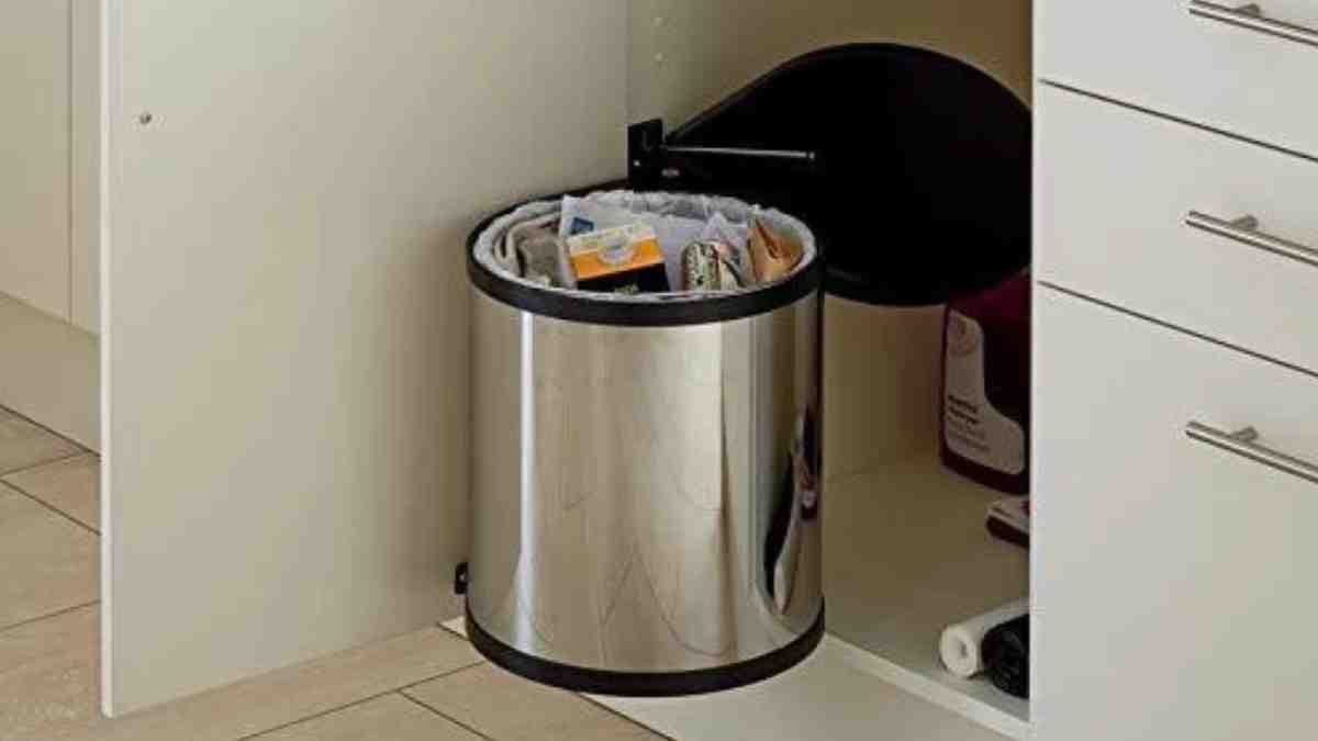 Vastu Tips: भूल से भी इस दिशा में न रखें डस्टबिन, हो जाएंगे कंगाल