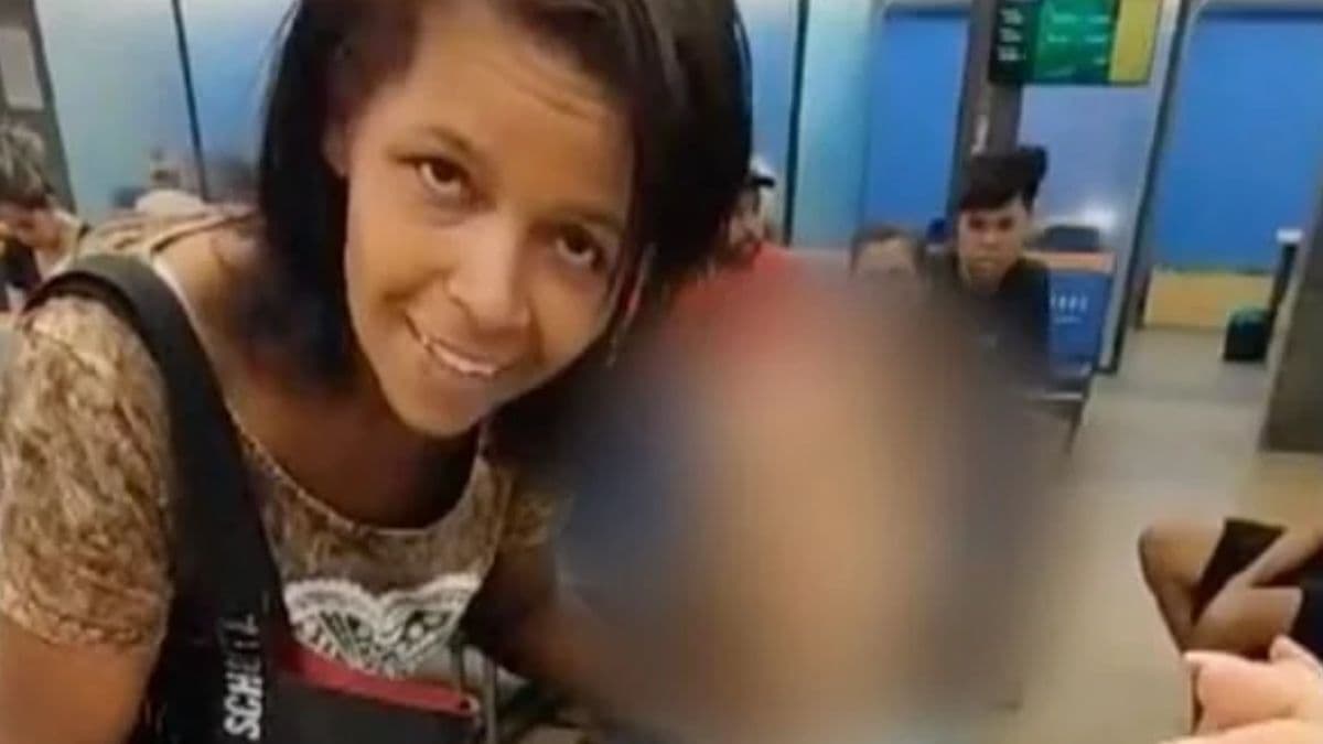 लाश लेकर लोन लेने के लिए बैंक पहुंच गई महिला, साइन करने पर खुल गई पोल, देखें Viral Video