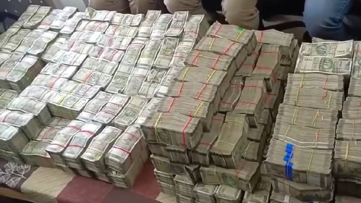 VIDEO: आंध्र प्रदेश में गत्तों में रखकर ले जा रहे थे कैश, एक्सीडेंट के बाद सड़क पर बिखरे 7 करोड़