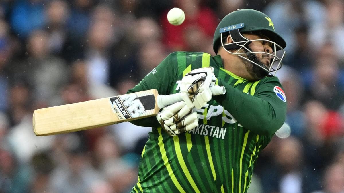 ENG vs PAK: मार्क वुड की बाउंसर नहीं झेल पाए आजम खान, अजीब तरीके से हुए आउट, देखें वीडियो