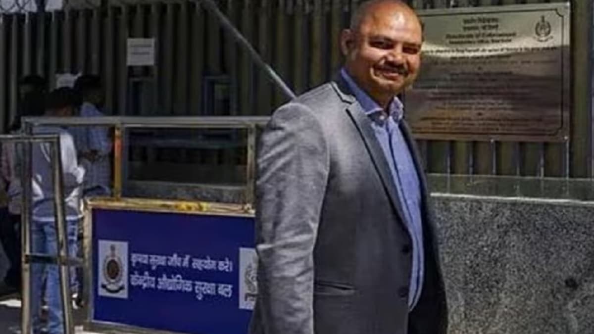 'महिला को इस तरह मारा कि शर्ट के बटन टूट गए', स्वाति मालीवाल केस में दिल्ली पुलिस की दलील