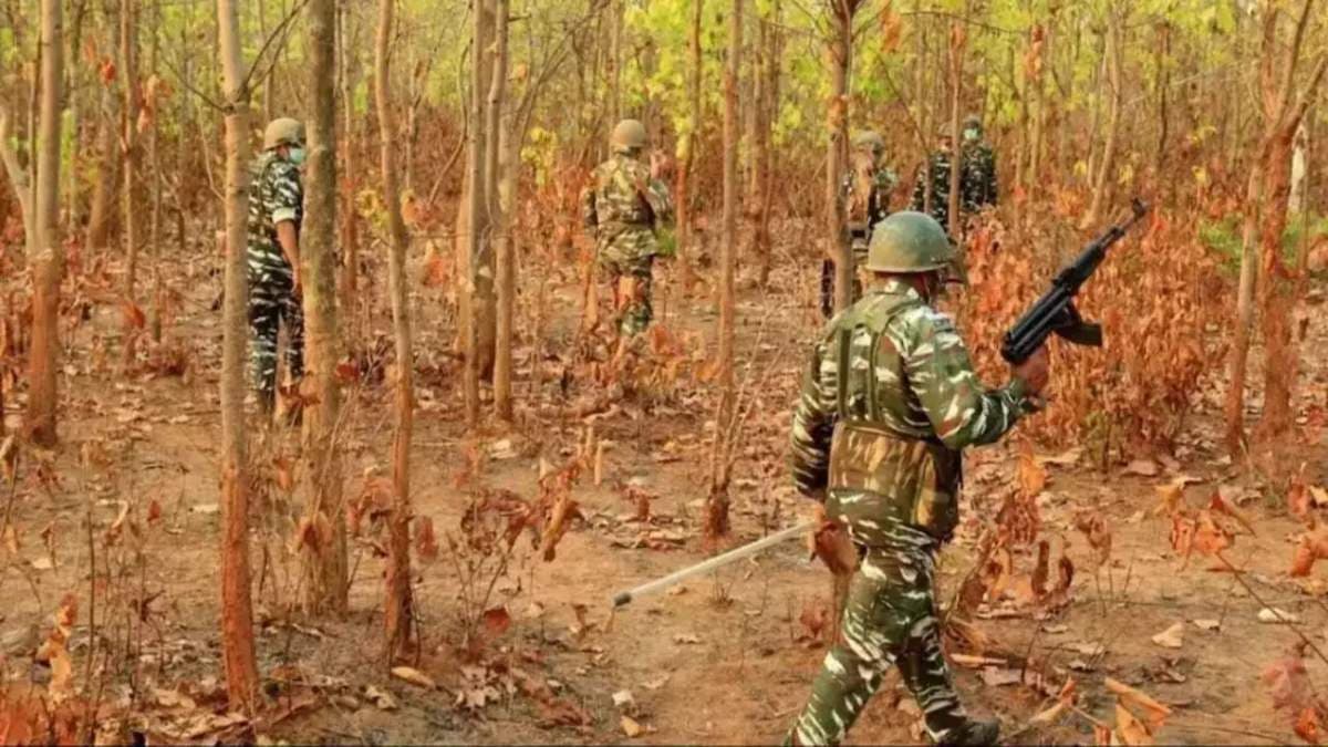 छत्तीसगढ़ में नक्सलियों और सुरक्षाबलों में भीषण मुठभेड़, 8 माओवादी ढेर; बड़ी संख्या में हथियार बरामद