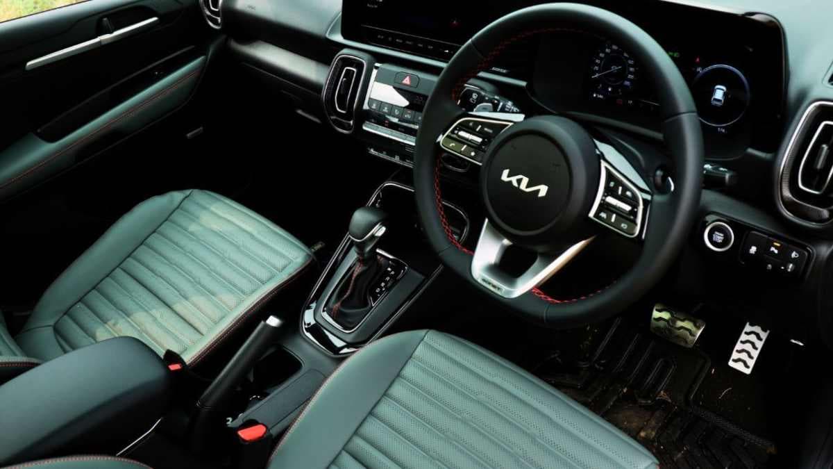 Kia की इस फैमिली कार में 392 लीटर का बूट स्पेस, 18 की माइलेज, जानें कीमत