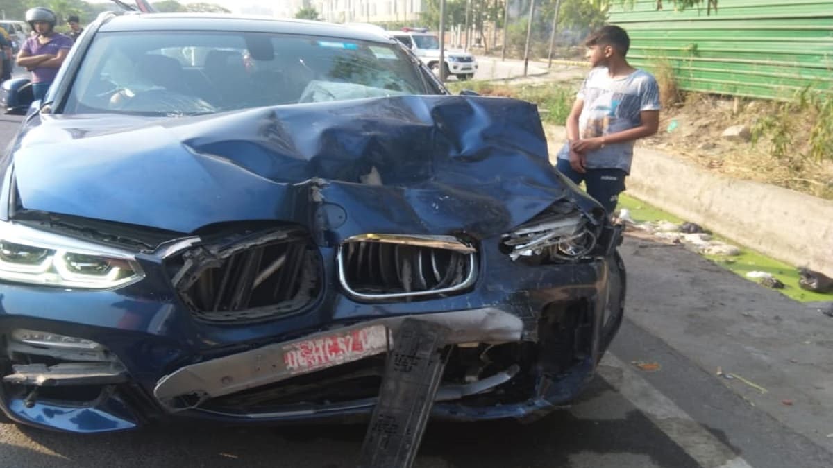 नोएडा में BMW ने ई-रिक्शा को टक्कर मारी; नर्स समेत 2 लोगों की मौत, 3 घायल