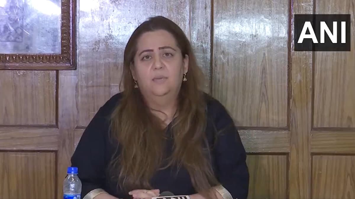 शराब ऑफर करते, अश्लील-अभद्र हरकतें करते...Radhika Khera के कांग्रेस नेताओं पर सनसनीखेज आरोप