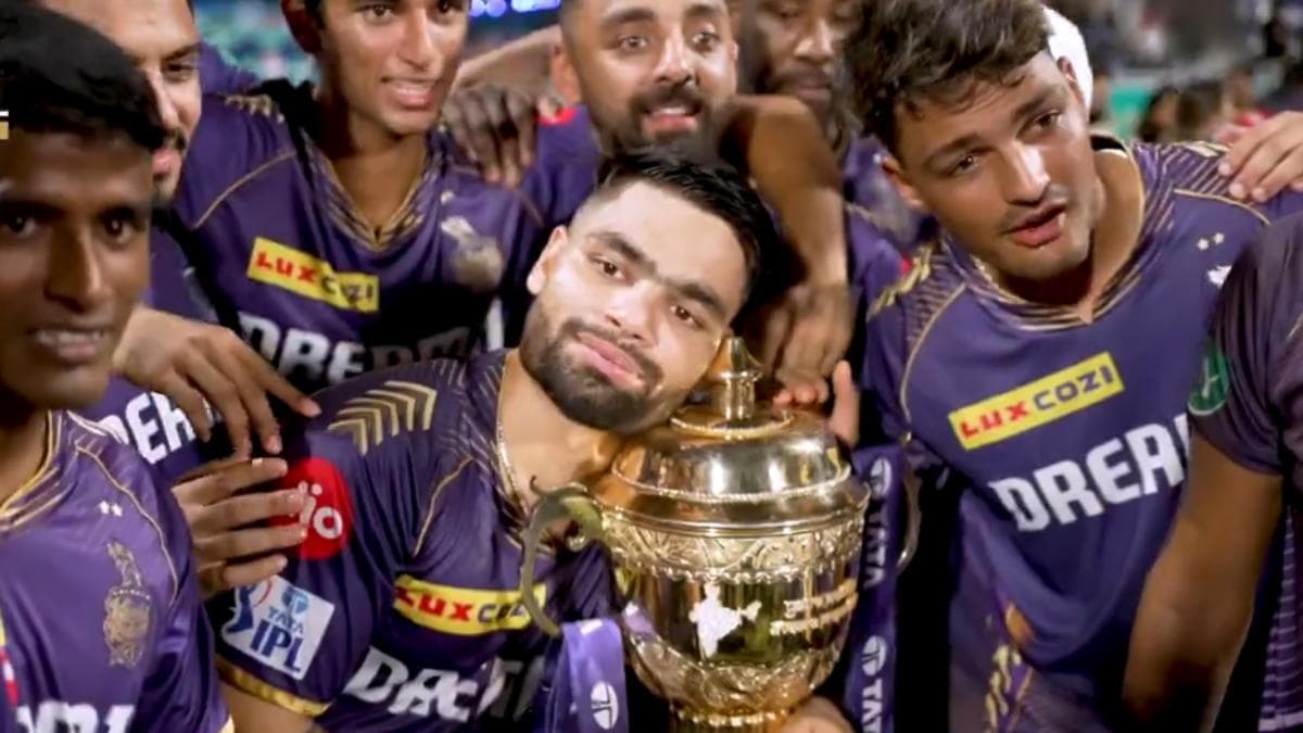 IPL 2024: ट्रॉफी से लिपट गए रिंकू सिंह, फाइनल जीतकर बोलने लगे इंग्लिश, देखें वीडियो