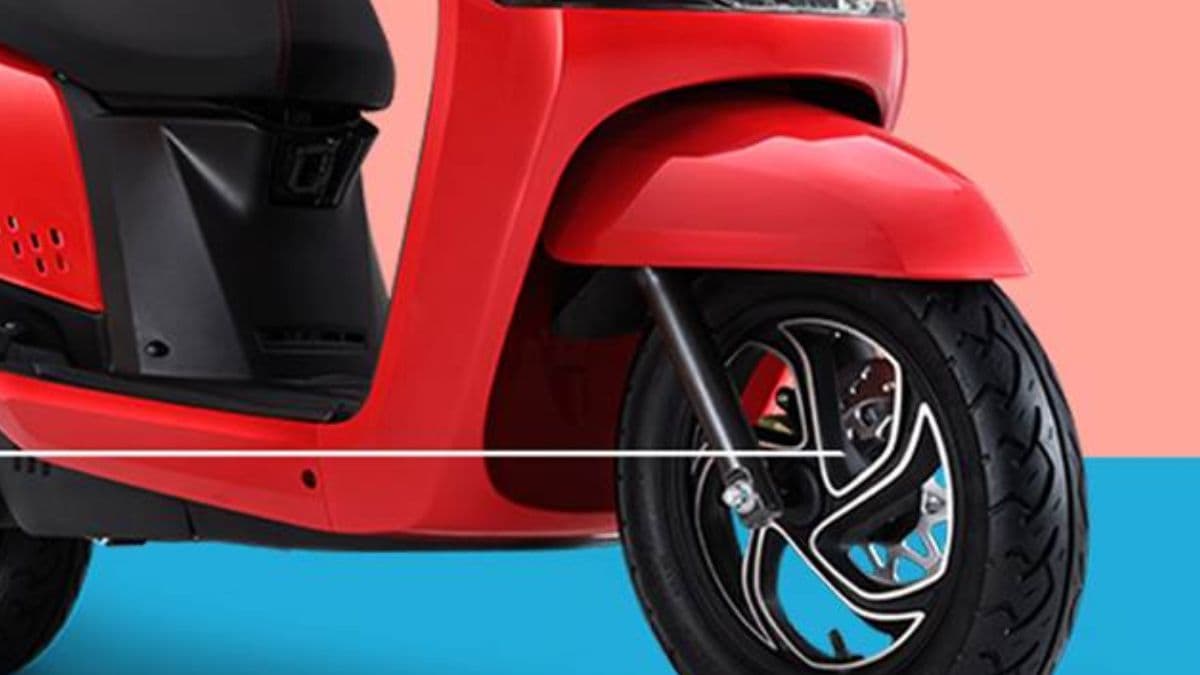 Ola और TVS के इन EV Scooters के दीवाने हैं युवा, इनमें फीचर्स ही कुछ ऐसे, जानें कीमत 