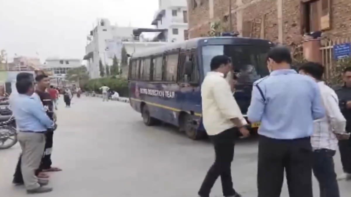 दिल्ली में सरकारी अस्पतालों के बाद IGI एयरपोर्ट को भी बम से उड़ाने की धमकी, जांच में जुटी पुलिस
