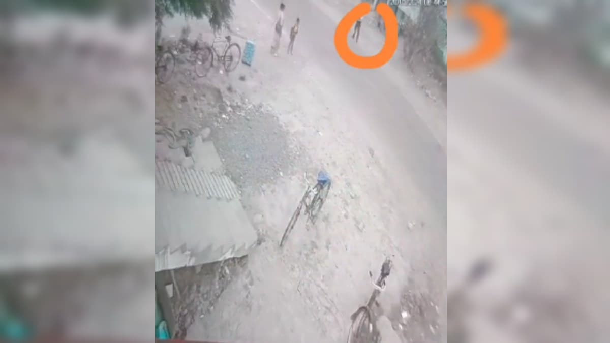 काॅन्स्टेबल की मासूम बेटी को बाइक सवार ने मारी टक्कर, 60 मीटर तक घसीटता ले गया युवक, Video