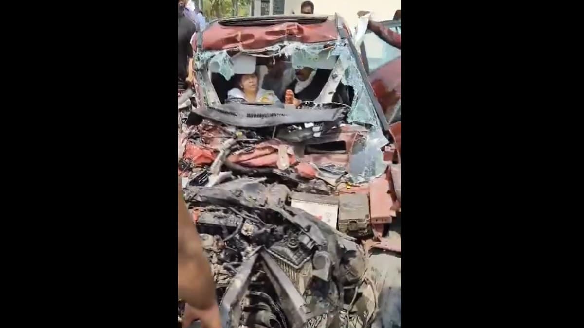 कार में बुरी तरह फंसीं मां-बेटी, यमुना एक्सप्रेस पर हादसे का वीडियो वायरल
