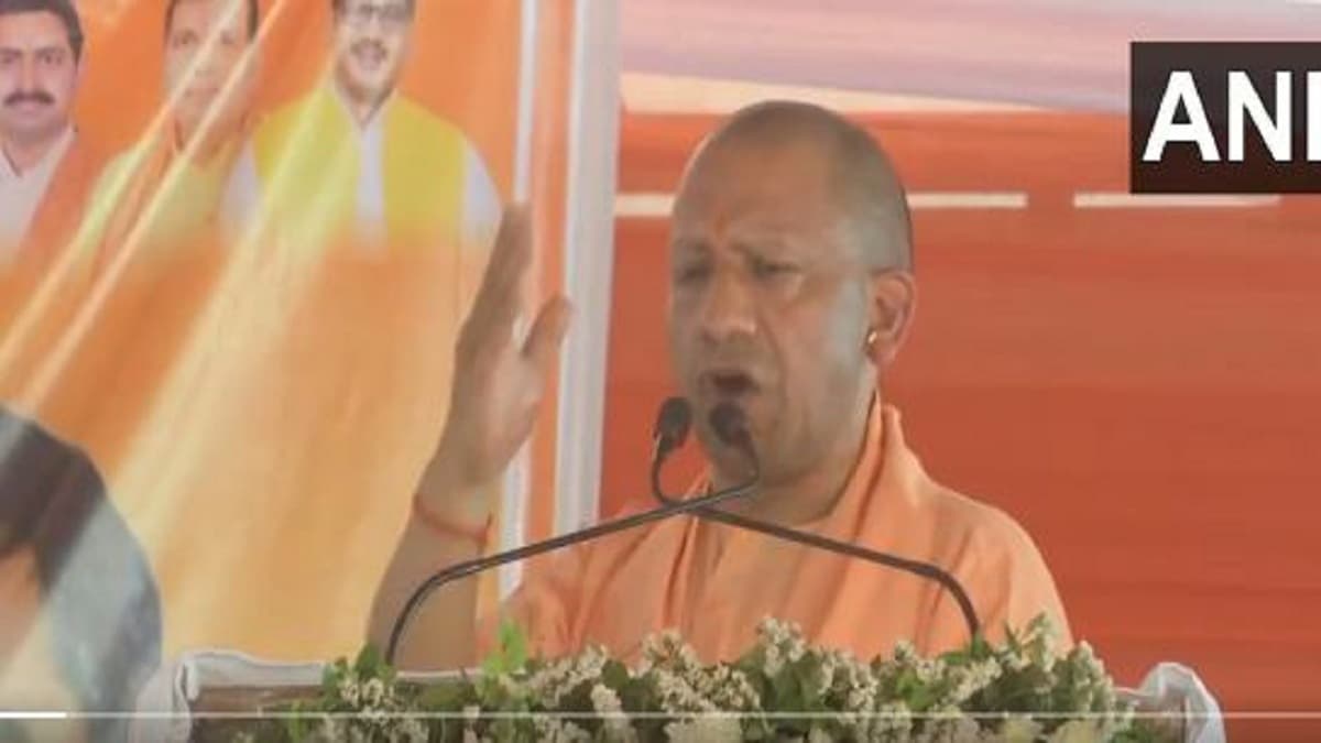 'हमने फ्रिज में रखने के लिए नहीं बनाया एटम बम...'हमीरपुर में सीएम योगी ने भरी हुंकार