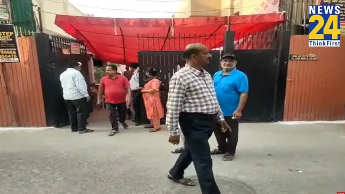 दिल्ली के पोलिंग बूथों में लगी वोटरों की लाइन, जानें क्या बोले मतदाता