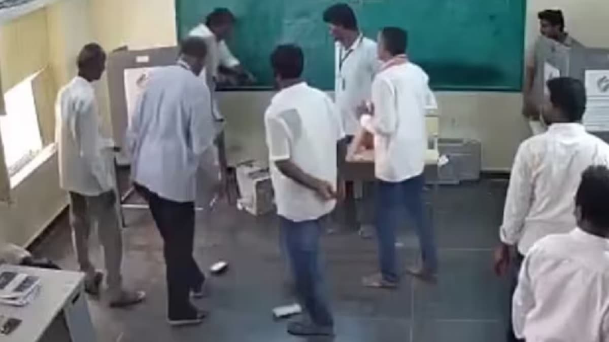 पोलिंग बूथ में जमीन पर पटककर तोड़ी EVM, विधायक की गुंडई पर EC सख्त, सामने आया Video