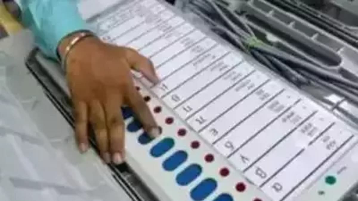एक नाई, जो लड़ रहा चुनाव, वोटरों को लुभाने के लिए फ्री में काट रहा बाल, कर रहा शेविंग
