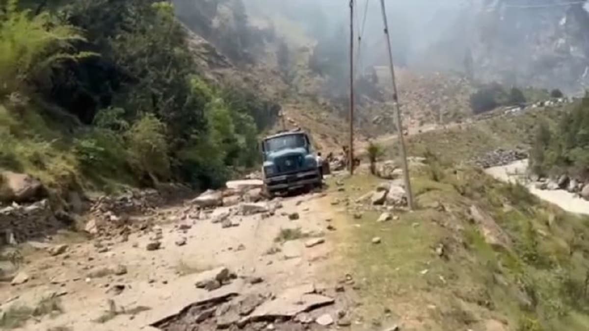 गढ़वाल में आग से खिसकी चट्टान, मलबे में दबे इंसान; एक की मौत, रेस्क्यू जारी