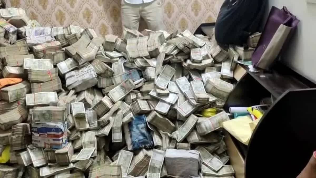 35 करोड़ कैश, गिनने को मंगानी पड़ी मशीन; क्या है मामला, जिसमें ED ने मंत्री के PS के नौकर के घर मारी रेड