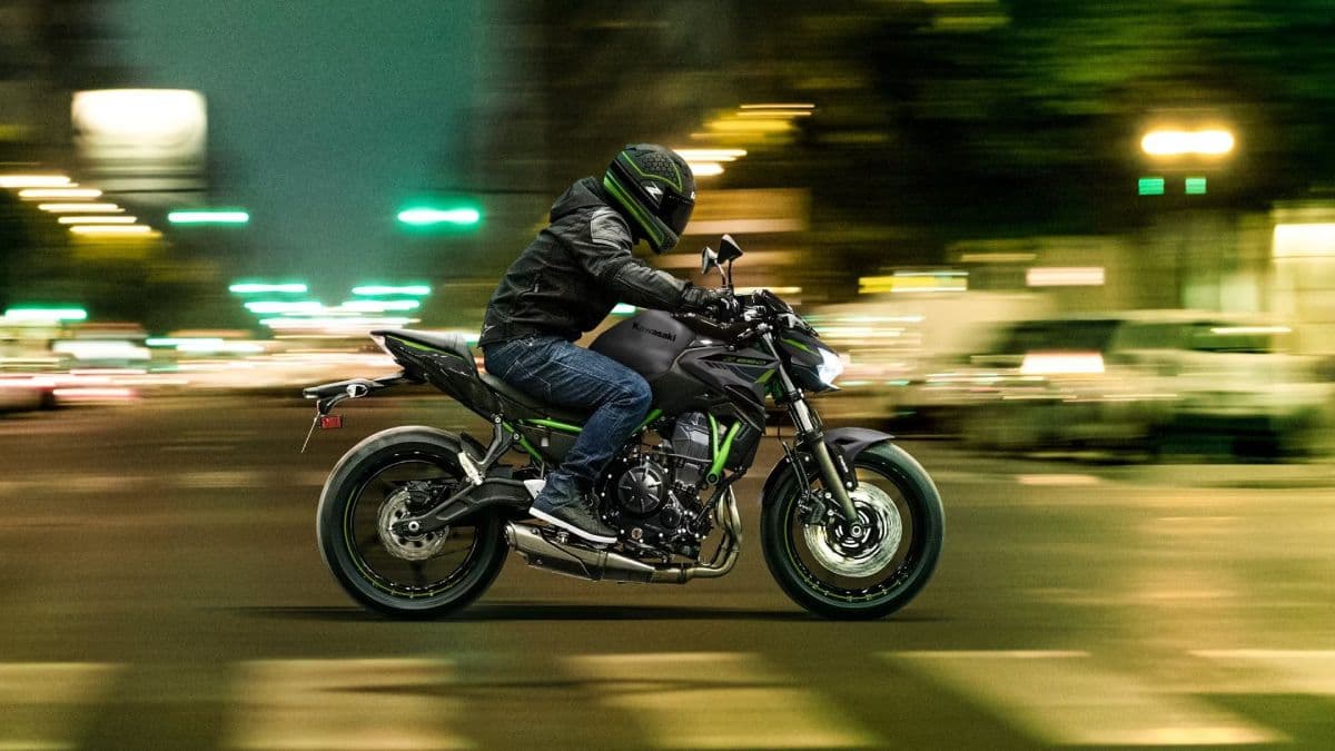 212 kmph की टॉप स्पीड देती है Kawasaki की यह बाइक, 17 इंच के व्हील, जानें कीमत