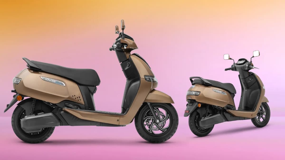 सिंगल चार्ज में 150km की रेंज, TVS के इस स्कूटर पर 12300 रुपये का मिल रहा है कैशबैक
