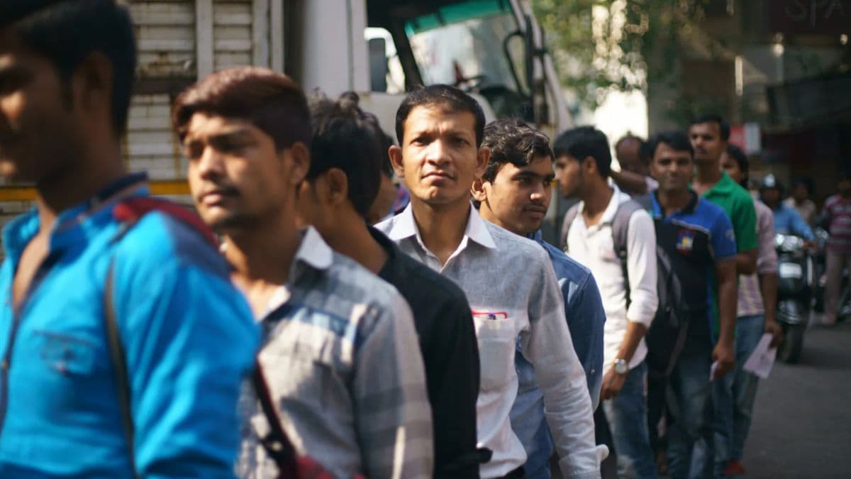 शहरी इलाकों में तीन महीनों में बढ़ गई बेरोजगारों की संख्या, एक साल में महिलाओं को मिली ज्यादा जॉब