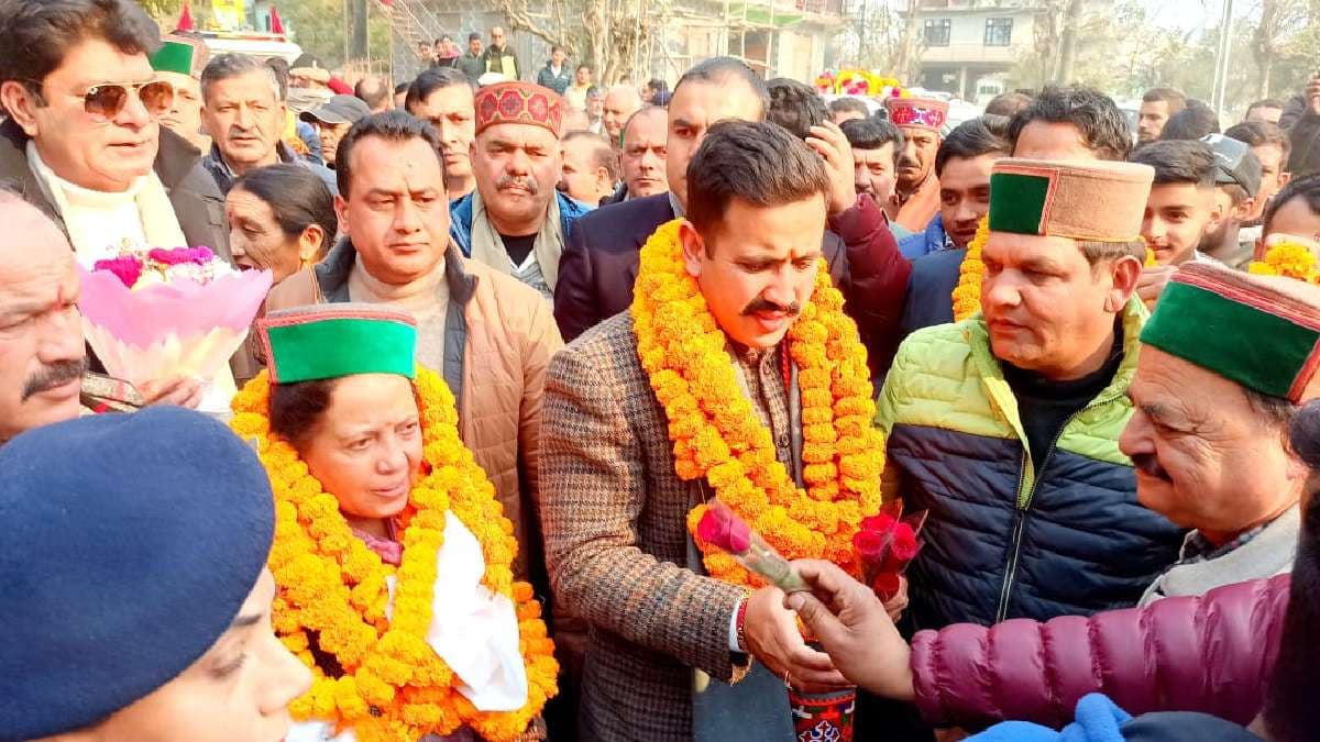 कंगना रनौत को टक्कर दे रहे विक्रमादित्य सिंह कितने अमीर? नामांकन के दौरान सामने आई डिटेल