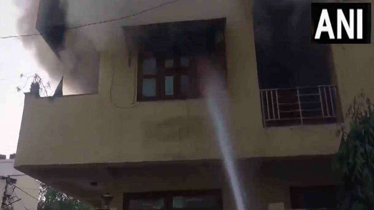 गाजियाबाद की पॉश सोसाइटी में AC ब्लास्ट, बिल्डिंग में लगी भीषण आग, सामने आया Video